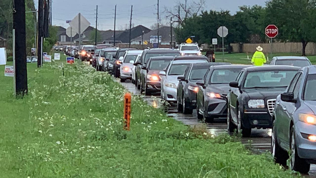 Las filas de coches eran de hasta 2 millas y la espera entre 2 y 3 horas.