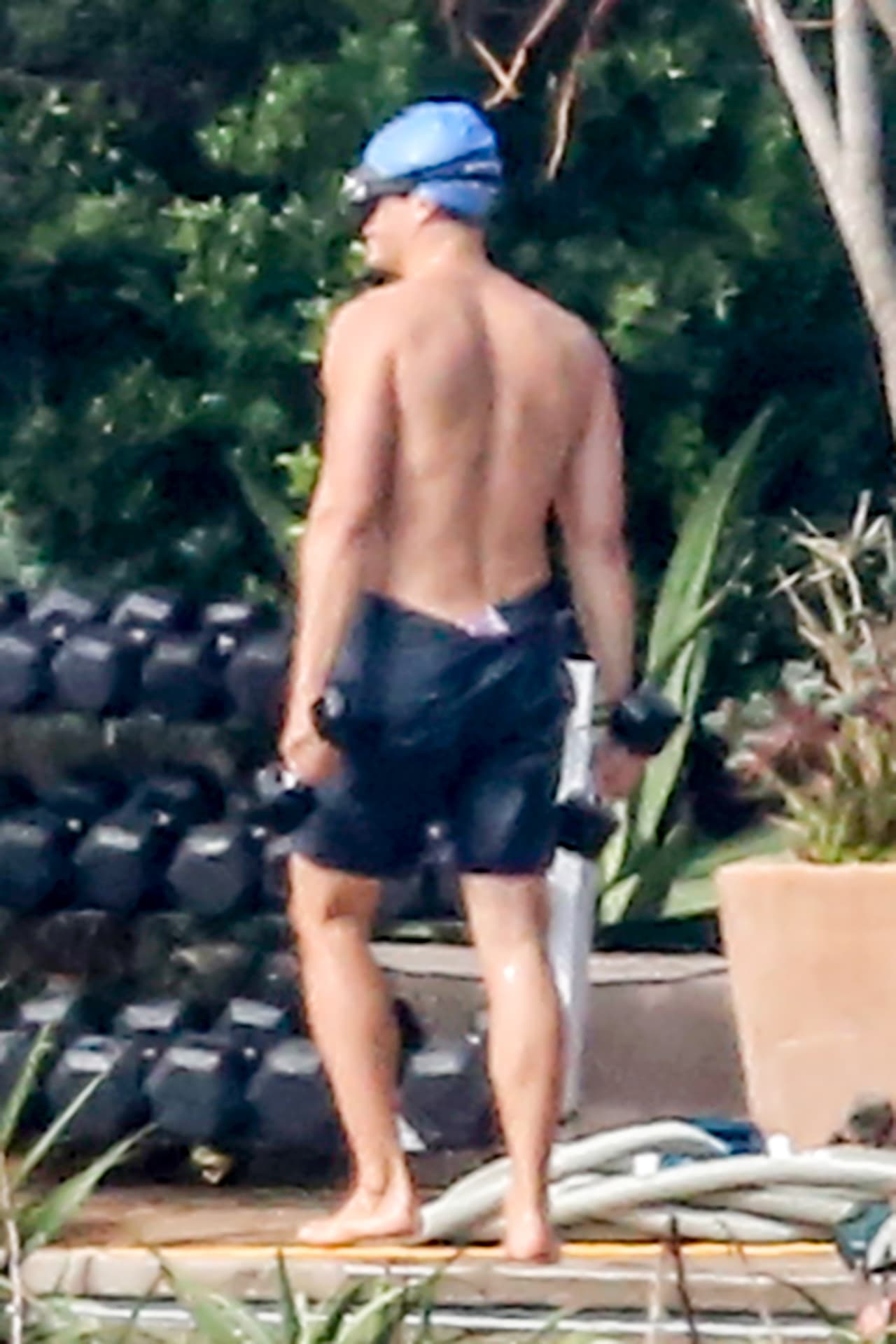 El guapísimo actor dejó poco a la imaginación mientras entrenada, ¡presumió sus "abs"!