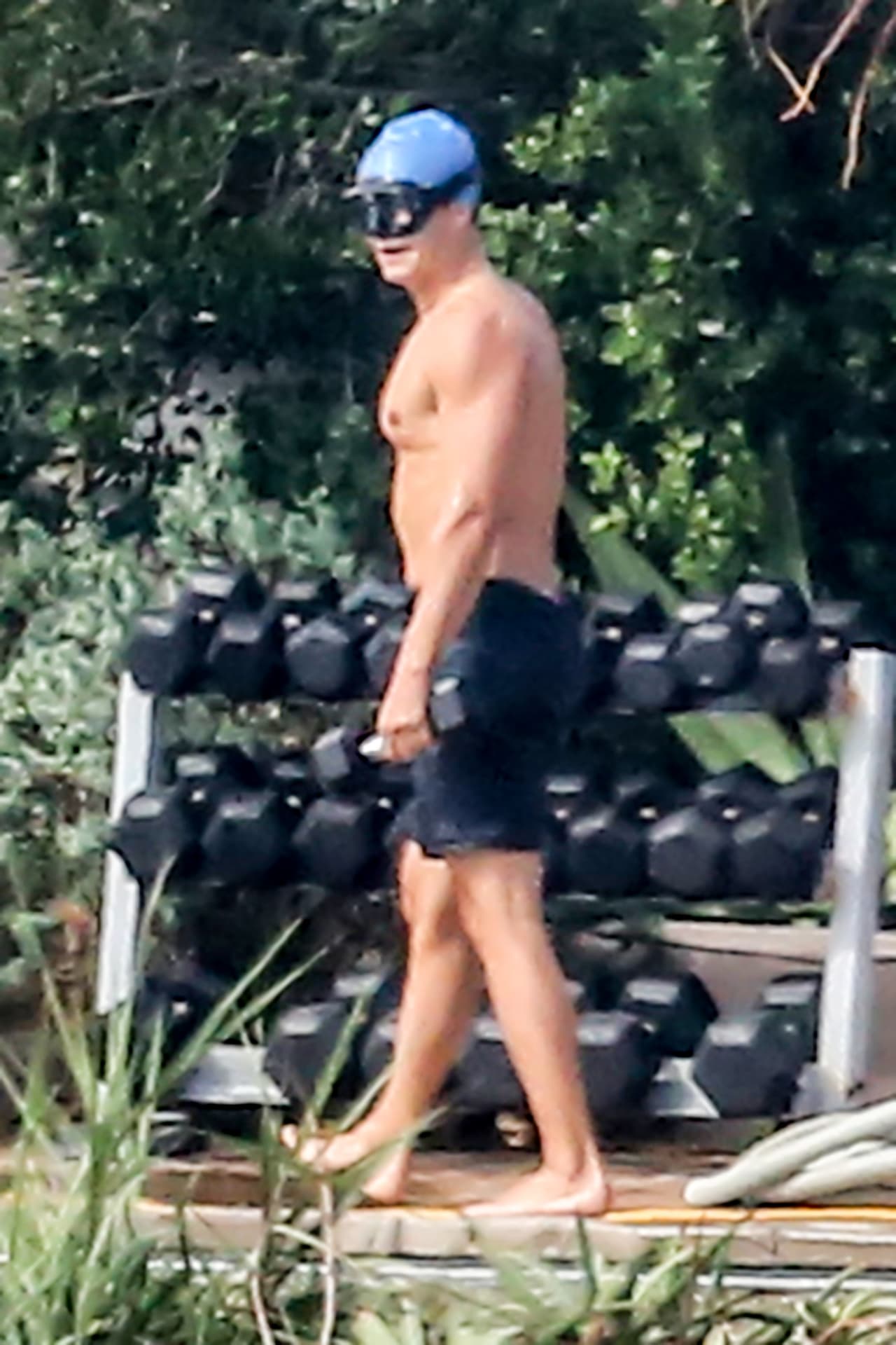 El guapísimo actor dejó poco a la imaginación mientras entrenada, ¡presumió sus "abs"!