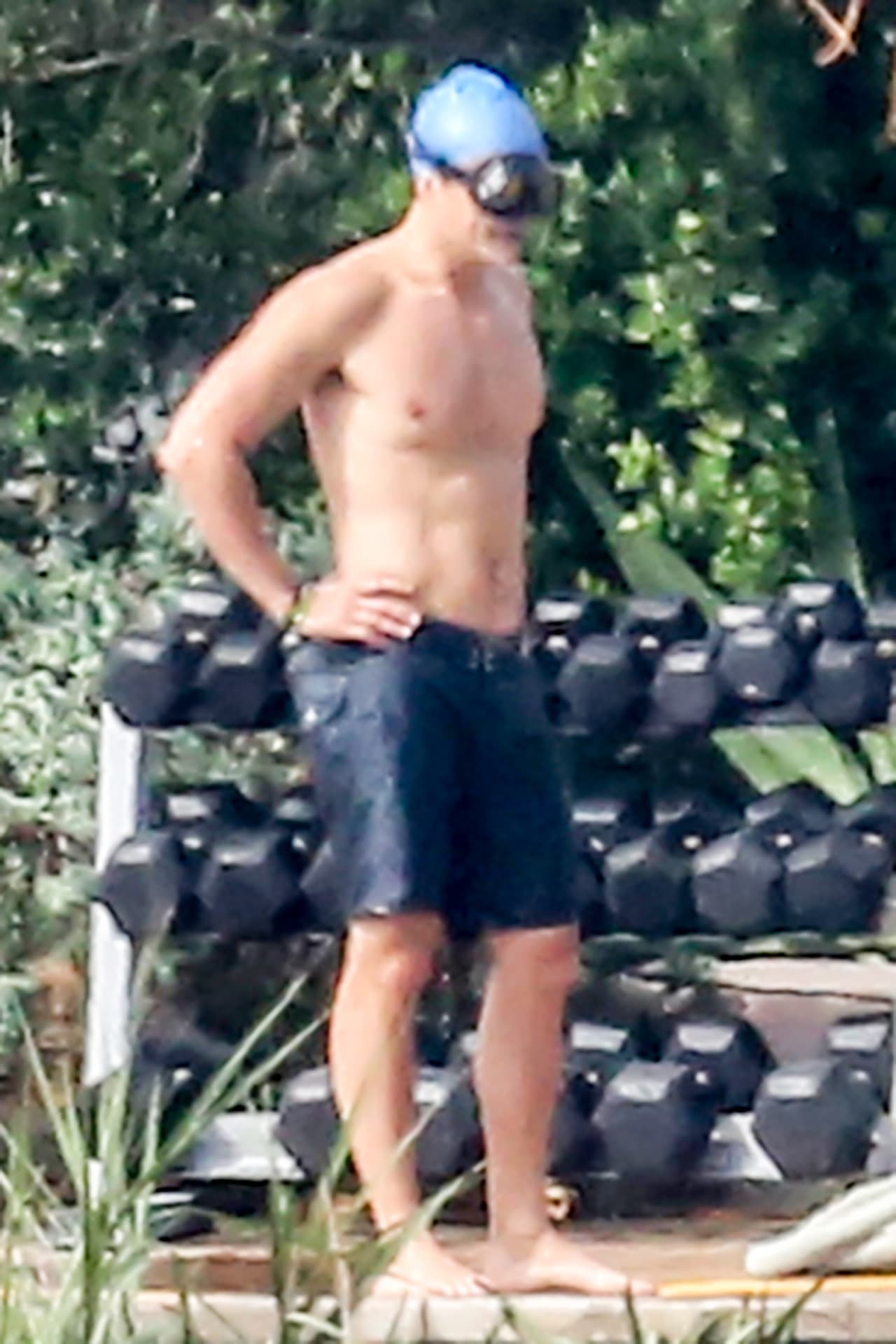 El guapísimo actor dejó poco a la imaginación mientras entrenada, ¡presumió sus "abs"!