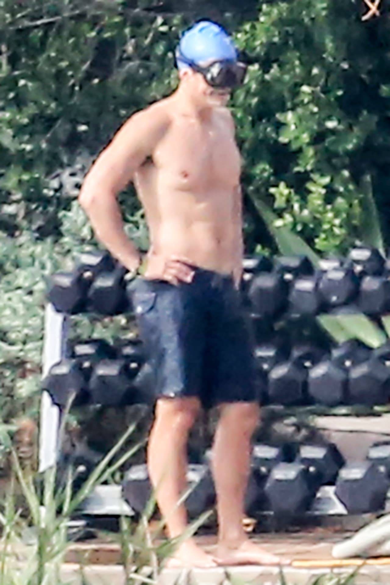 El guapísimo actor dejó poco a la imaginación mientras entrenada, ¡presumió sus "abs"!