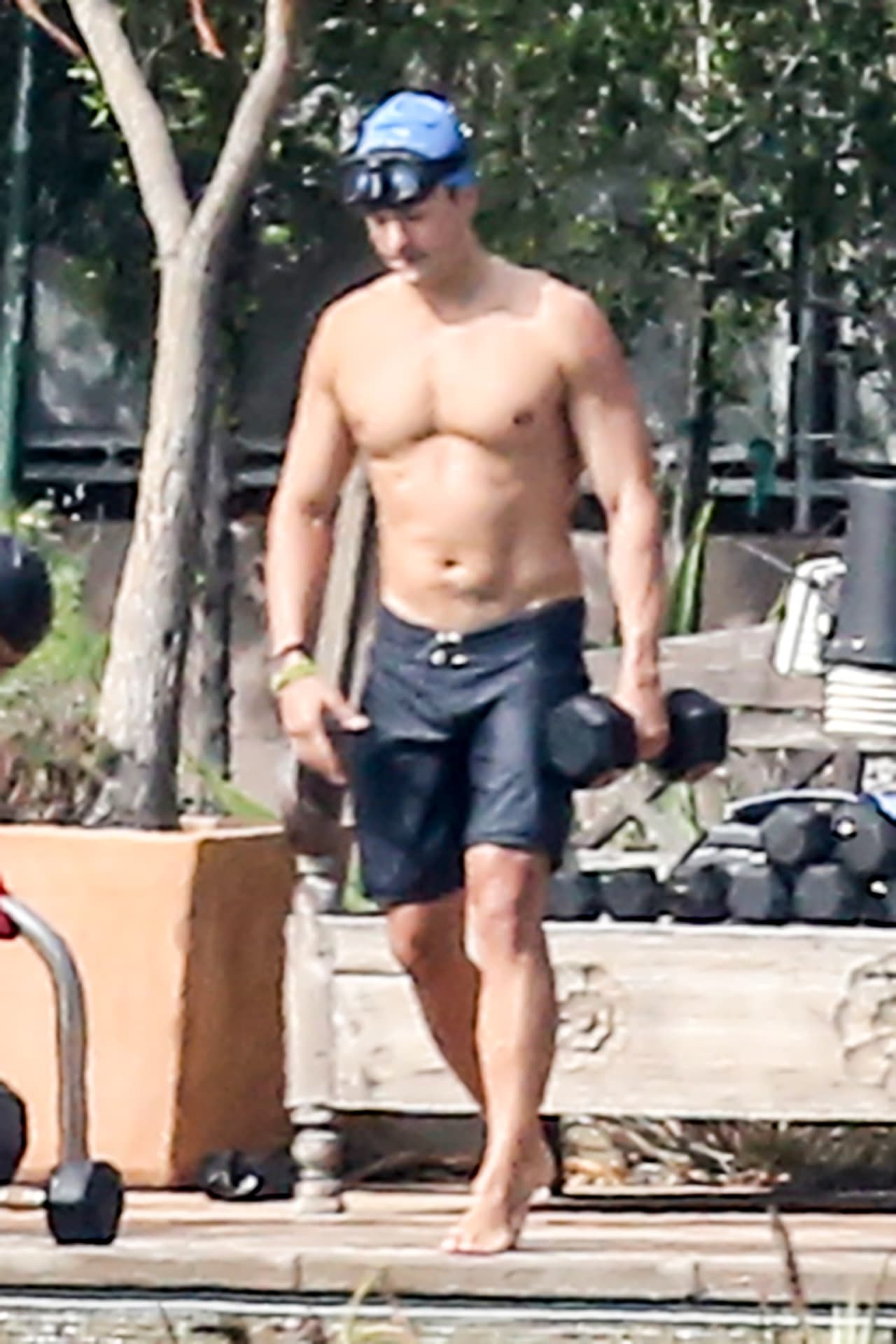 El guapísimo actor dejó poco a la imaginación mientras entrenada, ¡presumió sus "abs"!