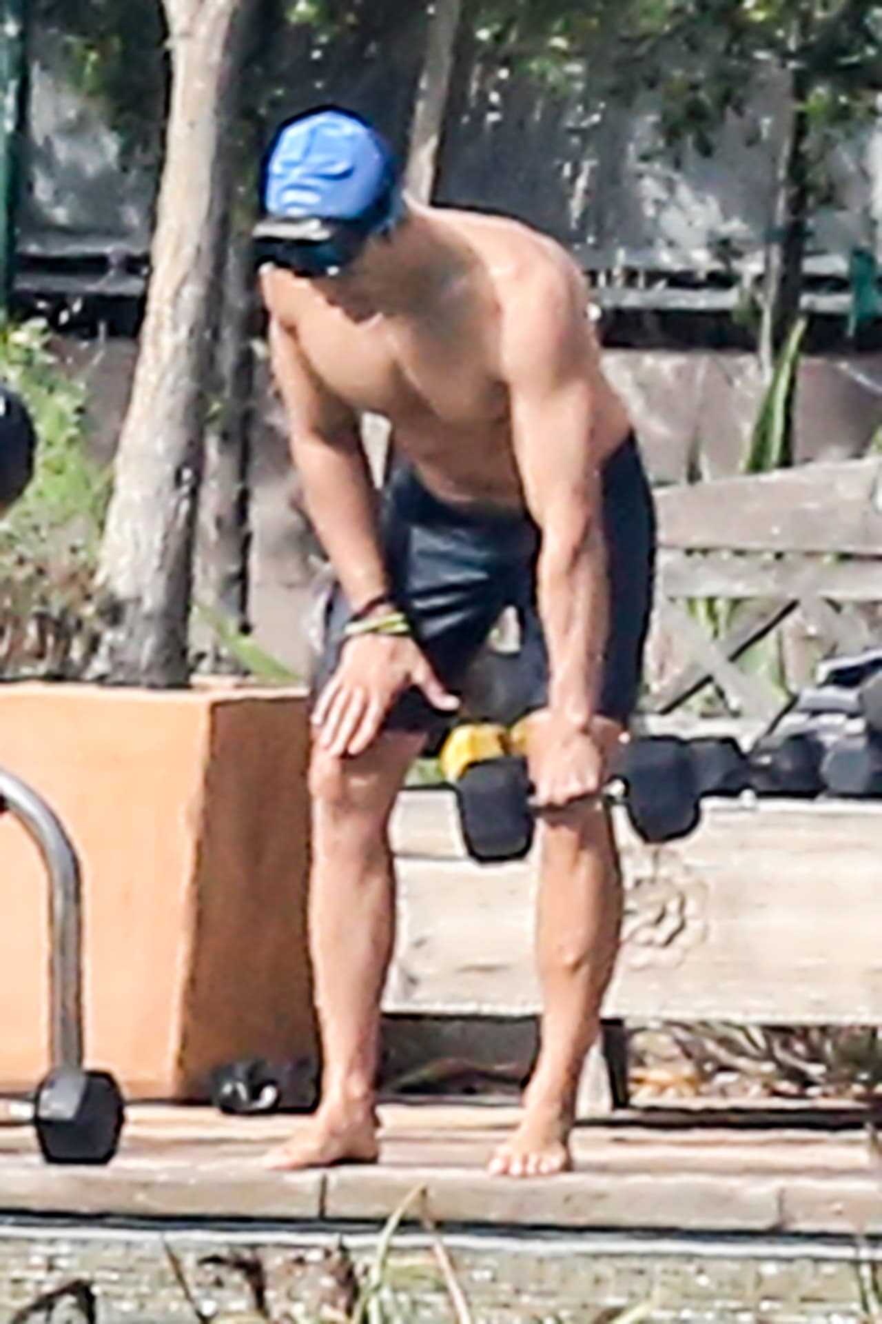 El guapísimo actor dejó poco a la imaginación mientras entrenada, ¡presumió sus "abs"!