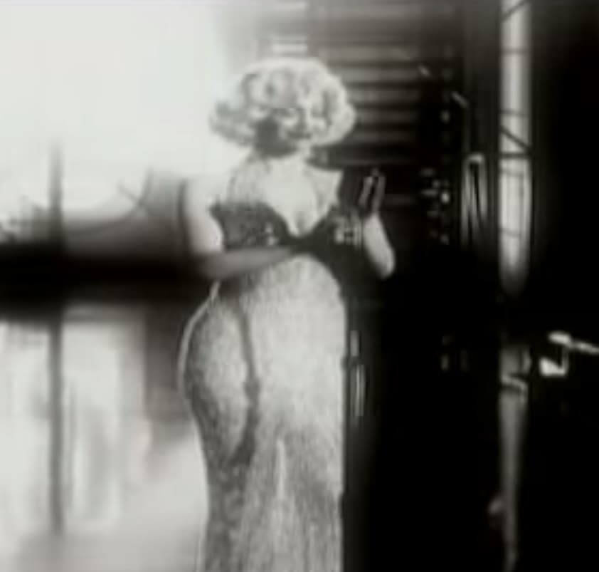 'La Diva del Bronx' se transformó para sorprender con una retro actuación en un programa de televisión y vaya que fue memorable.