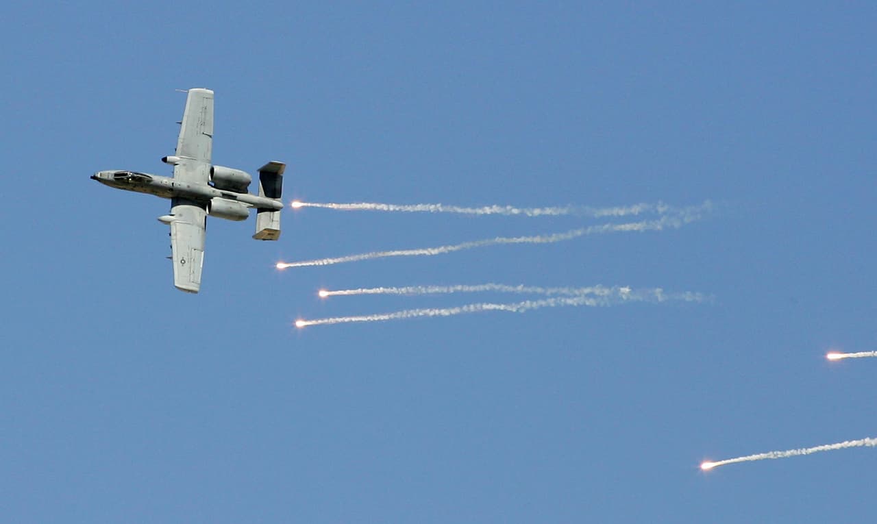 De manera "oficial" es un lugar restringido donde la milicia de Estados Unidos prueban sus aviones, inclusive lanzando misiles de corto alcance, experimentando en sus vuelos y probando límites de cada aeronave. Un sitio de entrenamiento para pilotos, antes de enviarlos a misiones.