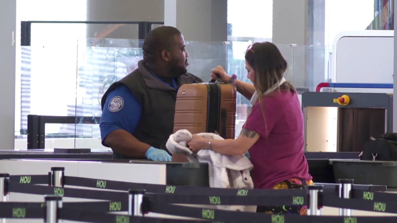 Houston pone fin a las extensas filas en sus aeropuertos con el apoyo de más oficiales de la TSA