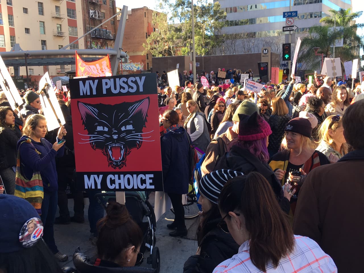 Decenas de miles de personas marcharon en Los Ángeles contra el gobierno de Trump.