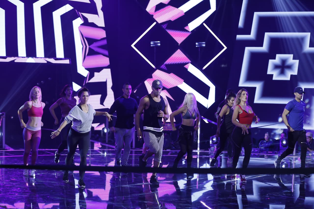 Tiago, a quien podemos ver al frente de los bailarines, es uno de los coreógrafos que apoyarán a Rodrigo Basurto esta temporada.