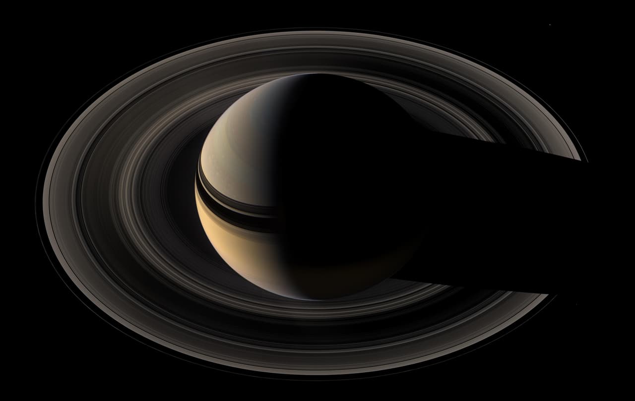 Saturno, entre sus anillos.