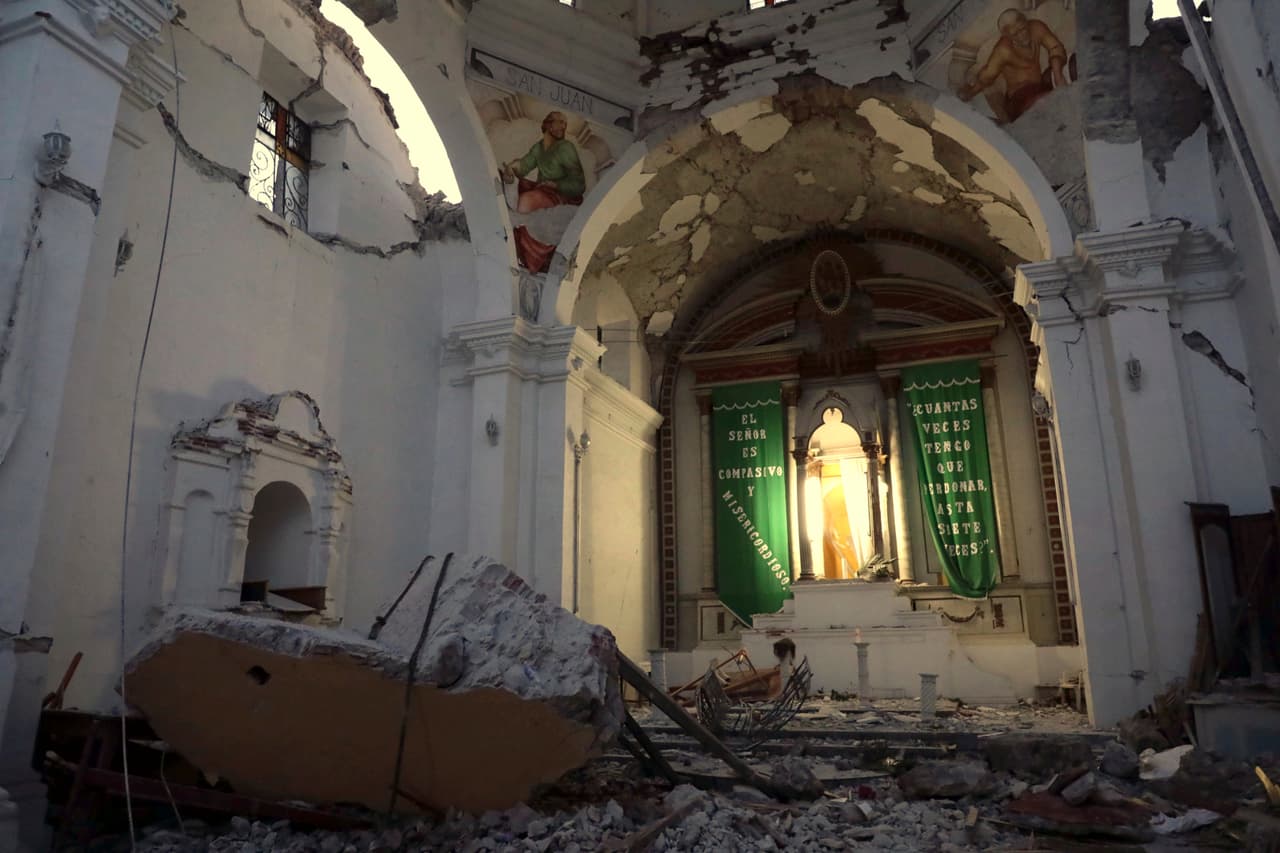 Según los sobrevivientes relataron a la agencia, las muertes ocurrieron cuando el techo de la iglesia Santiago Apostol colapsó sobre los concurrentes.