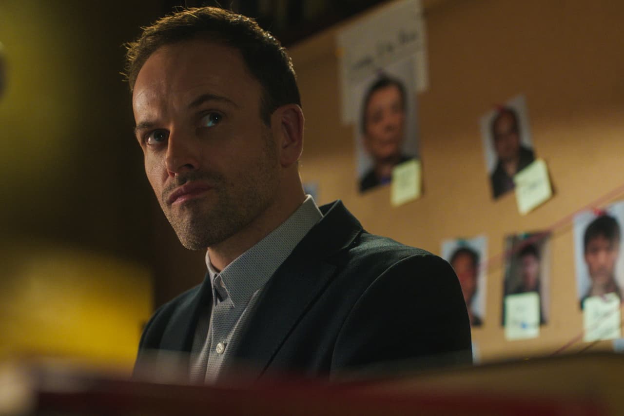 Sherlock Holmes: Adicción. “En la serie estadounidense Elementary, Holmes es adicto a la heroína y va a reuniones de adictos anónimos”, escribe un usuario sobre el detective creado por Arthur Conan Doyle. Sin duda, Sherlock Holmes sufre de una personalidad adictiva y en las versiones recientes, para cine y televisión, se repite el patrón.