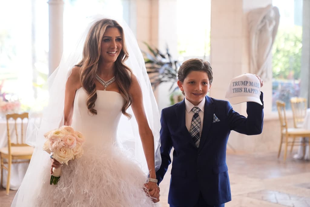 Erin Elmore llegó a Mar-a-Lago de la mano de su único hijo, fruto de una relación previa. El pequeño presumió una gorra con un mensaje que en español leía: 
<b>"Trump hizo que esto sucediera"</b>.