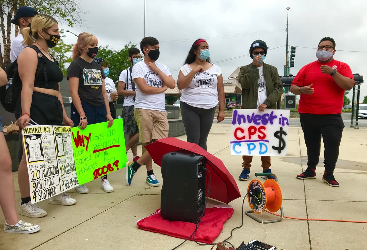 Un grupo de estudiantes de Chicago protesta en contra de la permanencia de la policía en sus escuelas