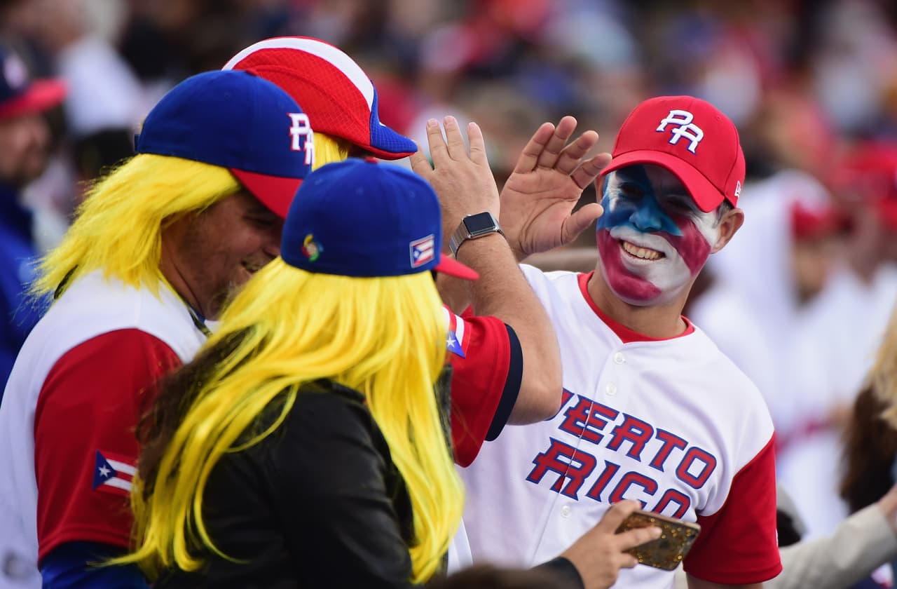Pintorescos los aficionados de Puerto Rico.