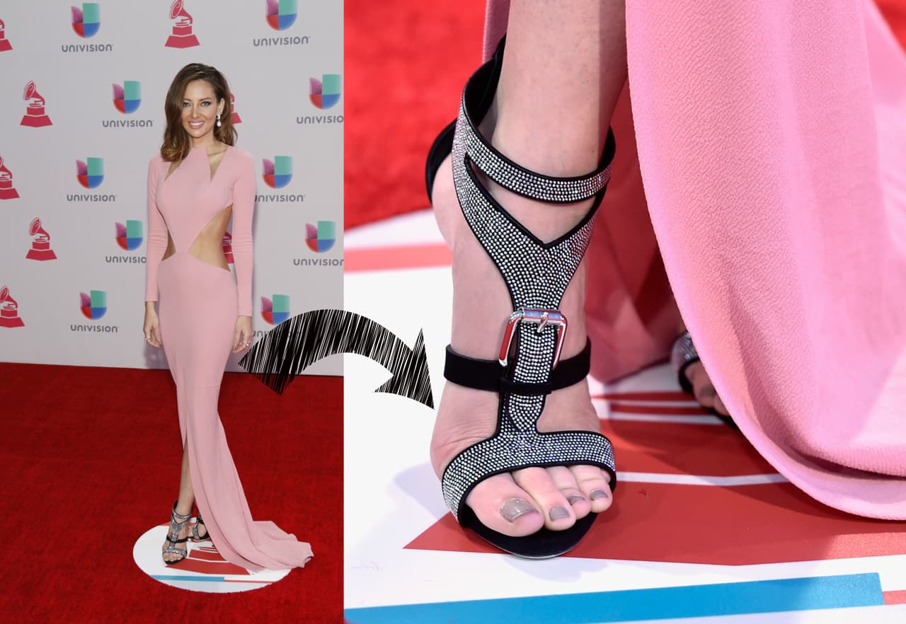 Alejandra Zavala asistió con un vestido rosa y unos zapatos altos abiertos con detalles en color plateado, por lo que eligió un color gris para las uñas.