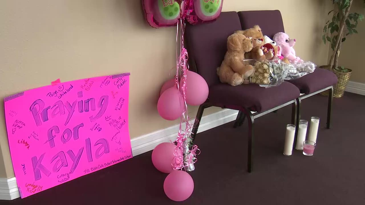 Las manifestaciones de afecto hacia la niña Kayla Gómez y de solidaridad con su familia se podían apreciar en la iglesia de donde desapareció la menor,