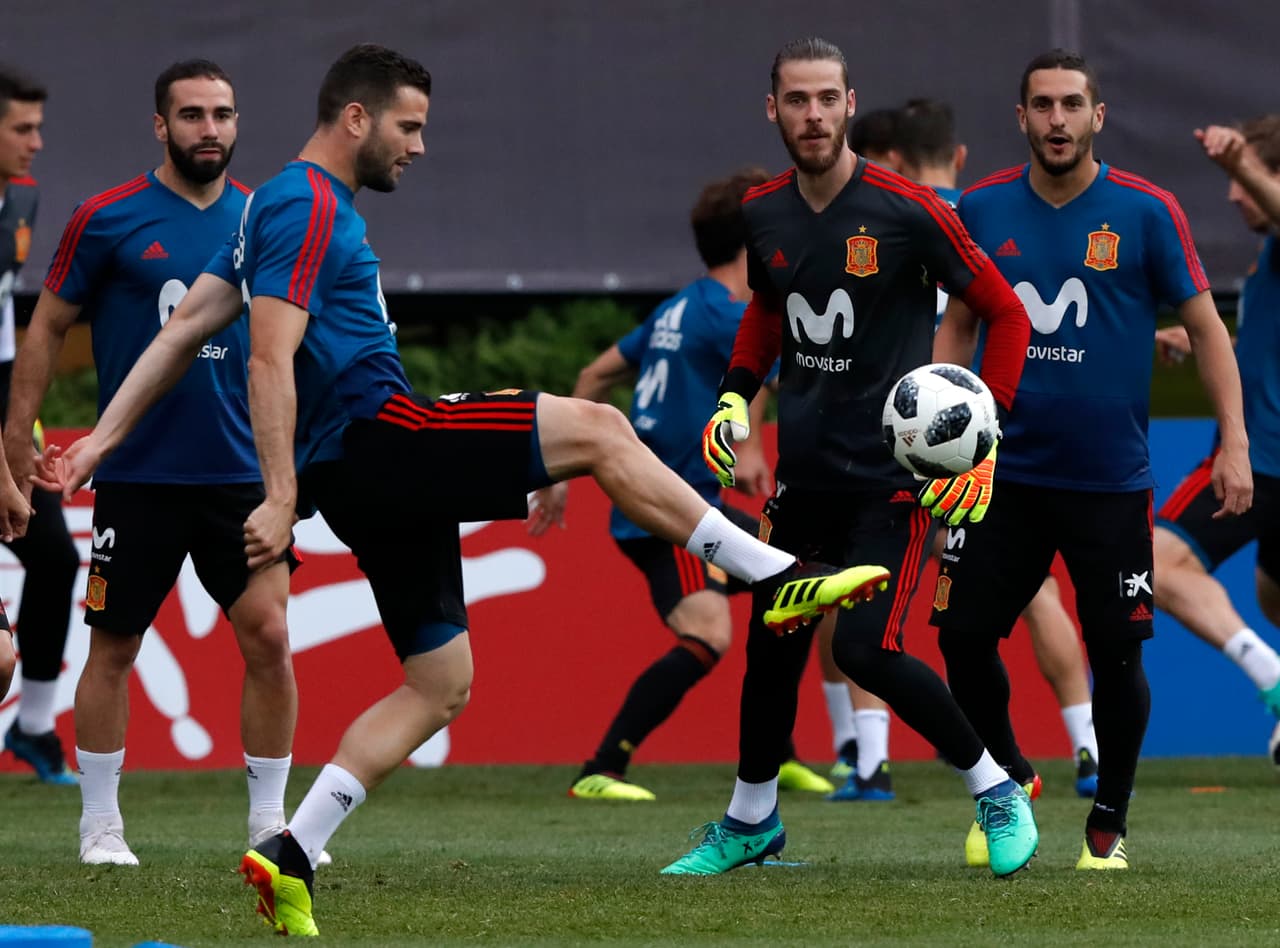 El defensa Nacho Fernández patea el balón en el entrenamiento que tuvo el equipo español. El partido ante los iraníes se llevará a cabo en Kazan Arena, en la ciudad de Kazan.