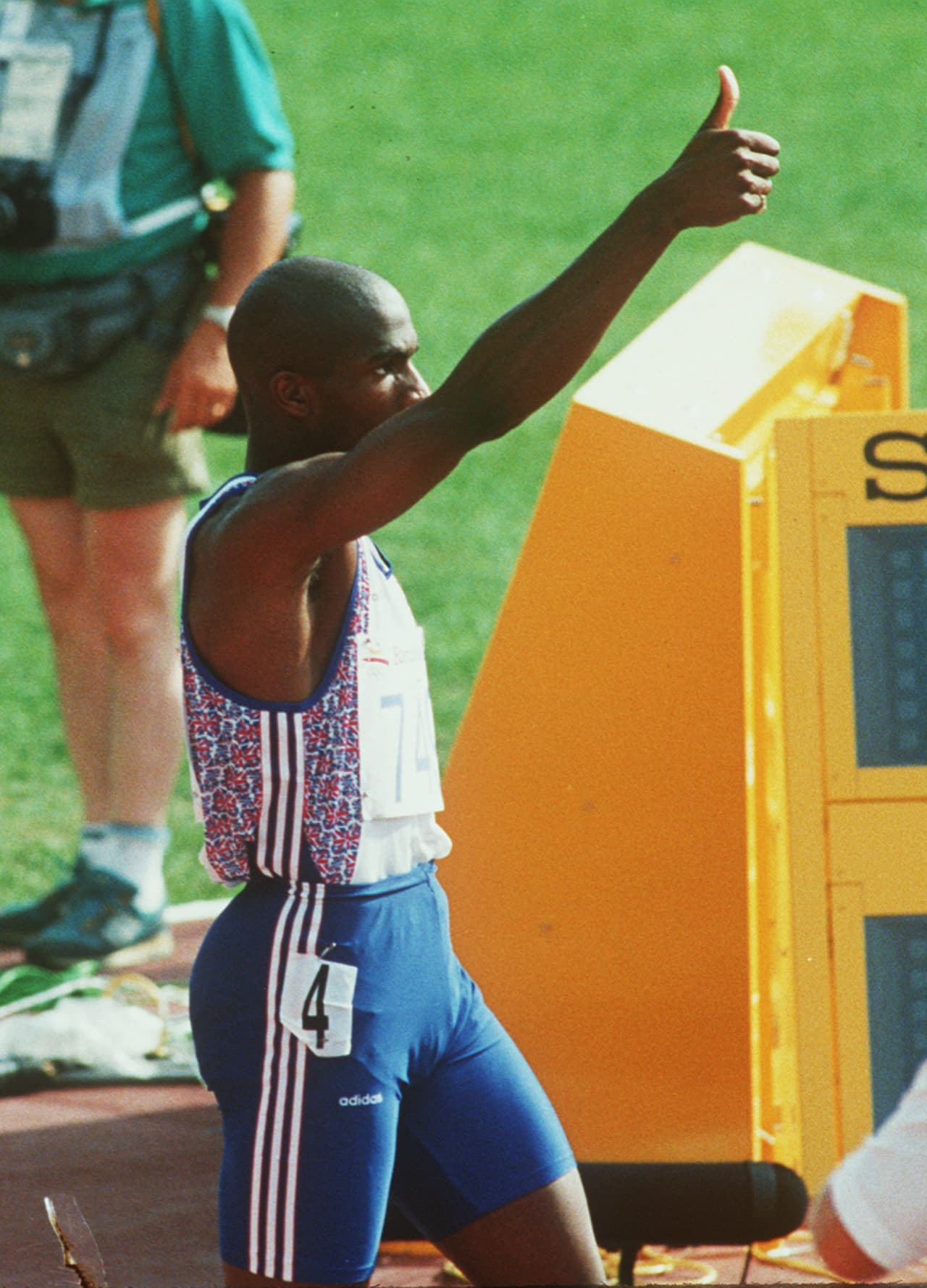 Aunque Redmond pasó a la historia por su muestra de olimpismo, el gesto de su padre acaparó la atención tras apoyarlo en medio del evidente dolor plasmado en su rostro.