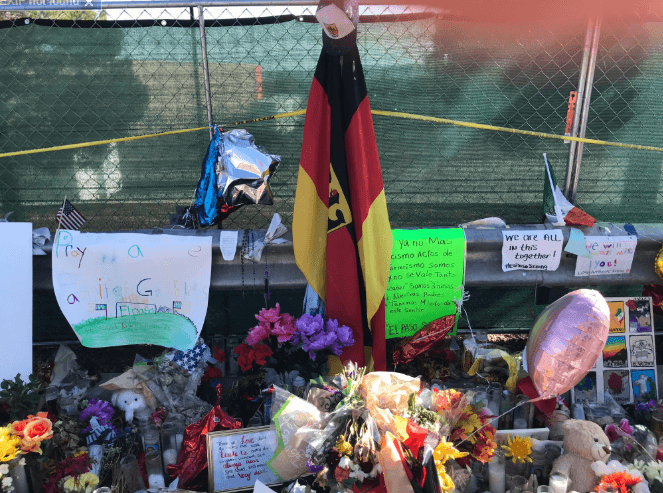 Una bandera alemana en memoria de Alexander Hoffman, un ingeniero alemán que había establecido su residencia en Ciudad Juárez desde hace 40 años. Estaba casado y era padre de tres hijos. Es la única víctima que no era mexicana ni estadounidense.