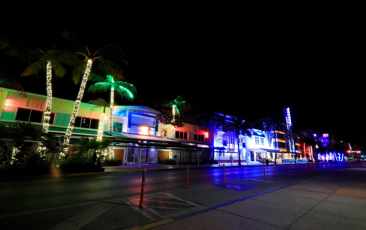 Las noches de Miami Beach siempre con jóvenes y adultos de fiesta, dieron paso a este ambiente solitario.