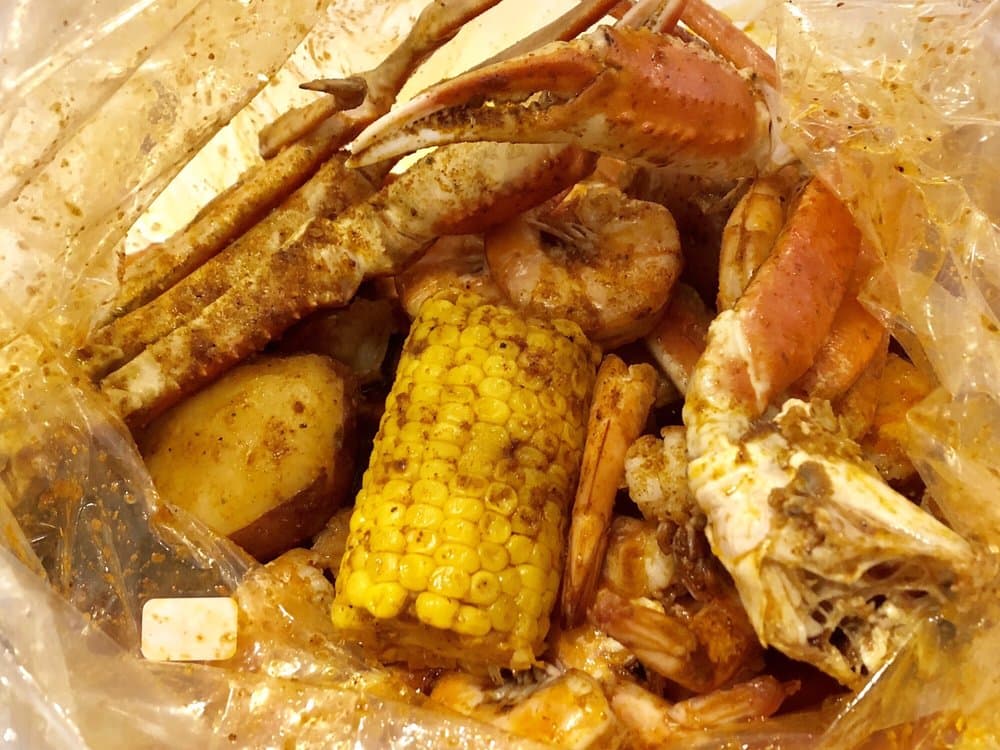 <b>Cary Crab House</b>
<br>Dirección: 220 Crossroads Blvd Ste 2460 Cary, NC 27518
<br>Teléfono: (919) 925-0401
<br>Sitio web: 
<a href="https://www.carycrabhousenc.com/">https://www.carycrabhousenc.com/</a> 
<br>
<b><a href="https://www.yelp.com/map/cary-crab-house-cary">Cómo llegar</a></b>
<br>
<br>Sus dueños dicen que “si vives en Cary, NC o en las áreas circundantes y estás buscando una auténtica experiencia de mariscos al estilo cajún de Nueva Orleans, Cary Crab House tiene lo que buscas… Nuestro menú ofrece muchas opciones deliciosas y asequibles que incluyen patas de cangrejo, langostas, camarones, almejas y más”.