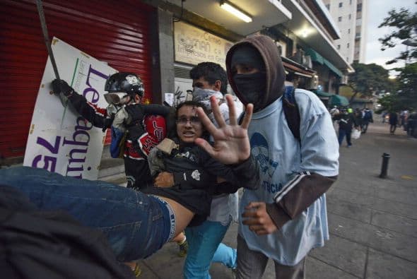 Aunque las protestas han sido en su mayor parte de manera pacífica,algunos incidentes violentos han dejado un saldo de 42 muertos, y más de 800 heridos.