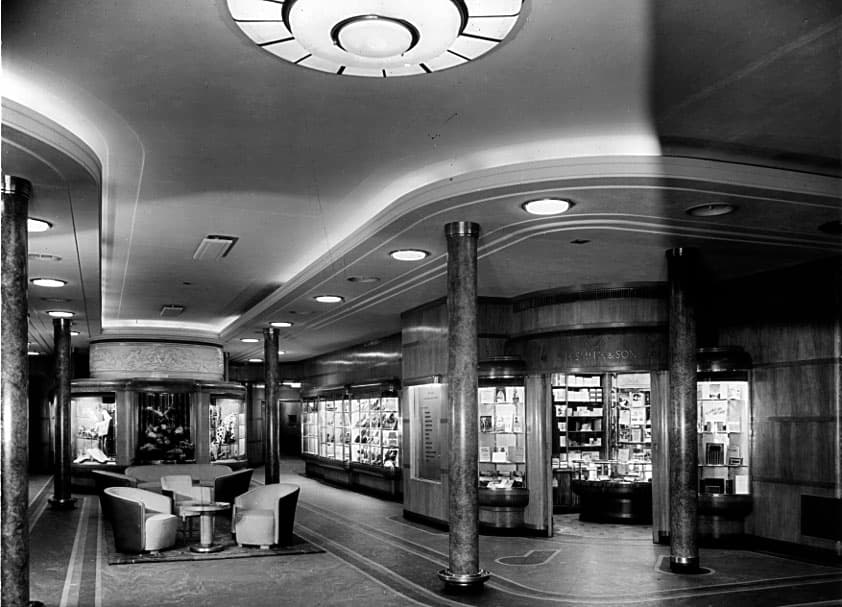 Galerías, tiendas, una biblioteca, un salón de belleza, una piscina cubierta eran algunos de los servicios que estaban disponibles en el Queen Mary a lo largo de sus 12 cubiertas.