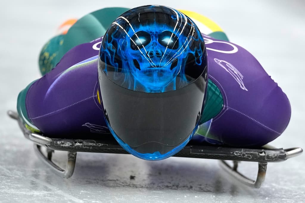 El australiano Nicholas Timmings comienza una sesión de entrenamiento de skeleton masculino en los Juegos Olímpicos de Invierno de 2026, en Cortina d'Ampezzo, Italia, el lunes 9 de febrero de 2026.