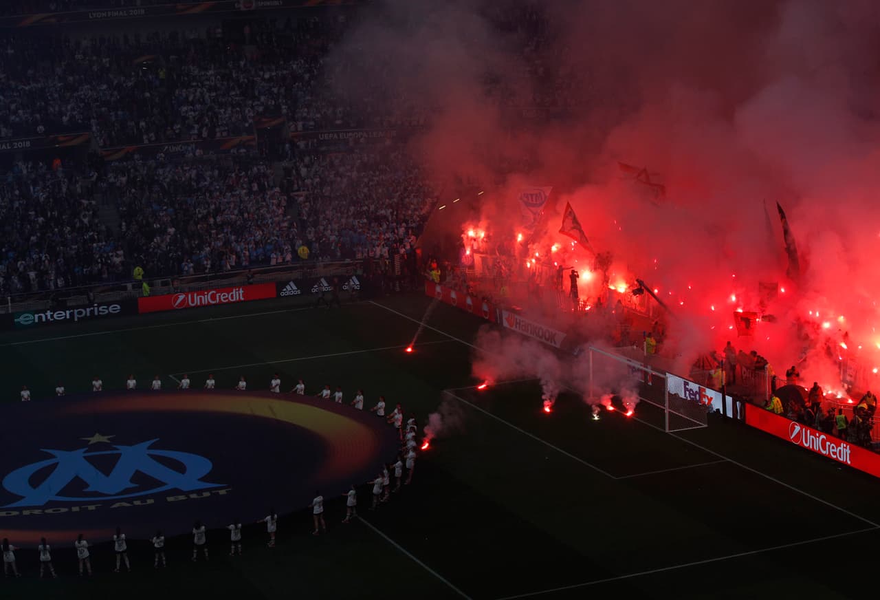 Mientras se desarrollaban los actos protocolarios antes del inicio de las acciones entre el Atlético de Madrid y el Marsella, los aficionados ques estaban ubicados en la zona sur del estadio montaron un infierno a base de bengalas. Seguramente, la UEFA sancionará al equipo por el comportamiento de sus ultras, los cuales tienen muy mala fama en Europa.