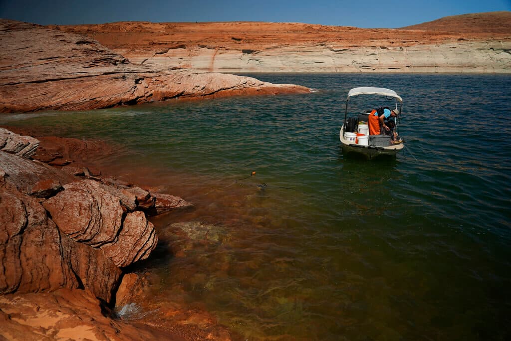 <b>Canyon Lake</b> un pequeño oasis de aguas cristalinas ofrece la posibilidad de hacer desde esquí acuático hasta buceo; también es un sitio para realizar pesca, por lo que es un lugar popular en el verano.