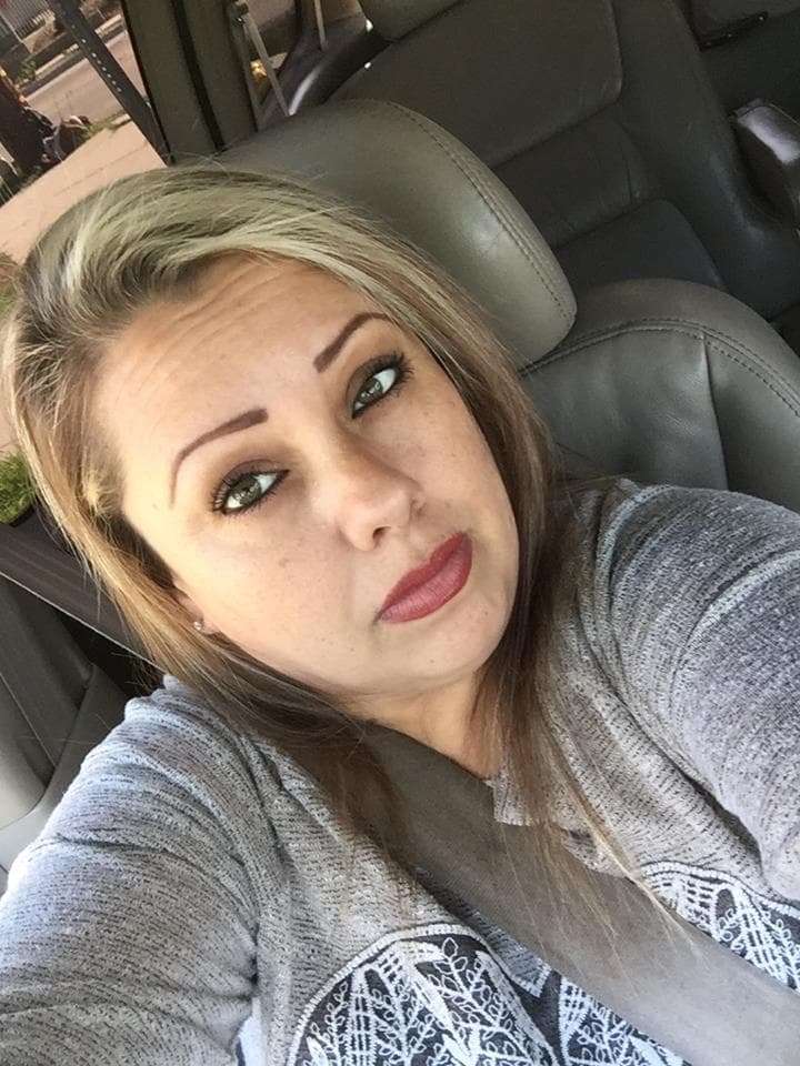 Alejandra Real en su automóvil.