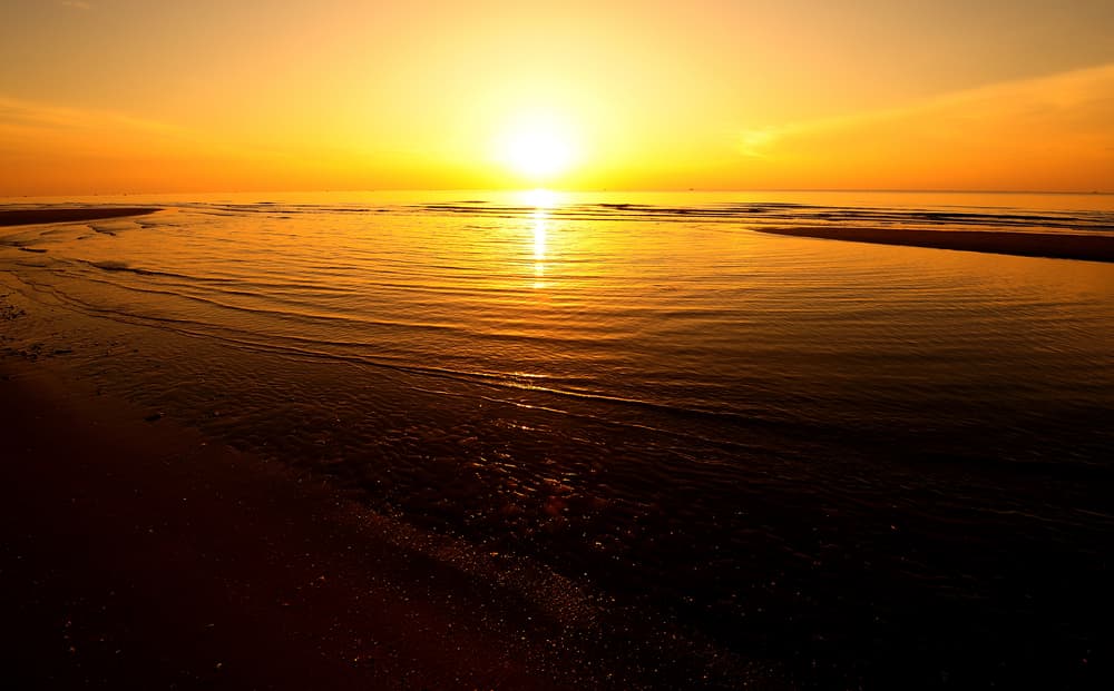 Deja que la vela se consuma, reza un Padre Nuestro y un Ave María y espera las bondades y protección de Santa Ana, madre de la Santísima Virgen María.