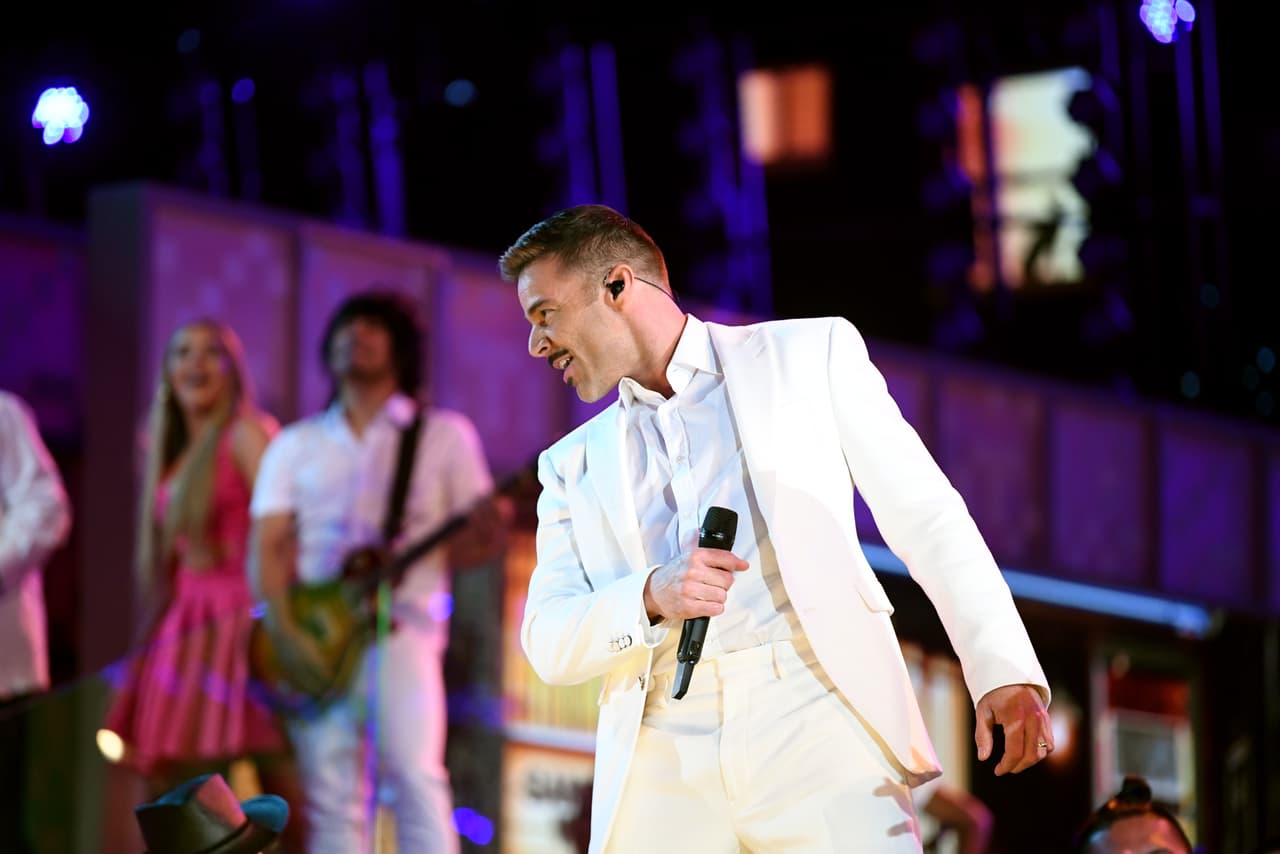 Sobre cuál asignatura tiene pendiente, dijo: "Todos los días quiero algo nuevo. Me gusta lo difícil. Lo que quiero es disfrutarme el día a día. Ser artista no es fácil, son muchas horas lejos de la familia, metido en un estudio, expuesto al qué dirán, expuesto a los que te quieren y a los que no te quieren tanto".