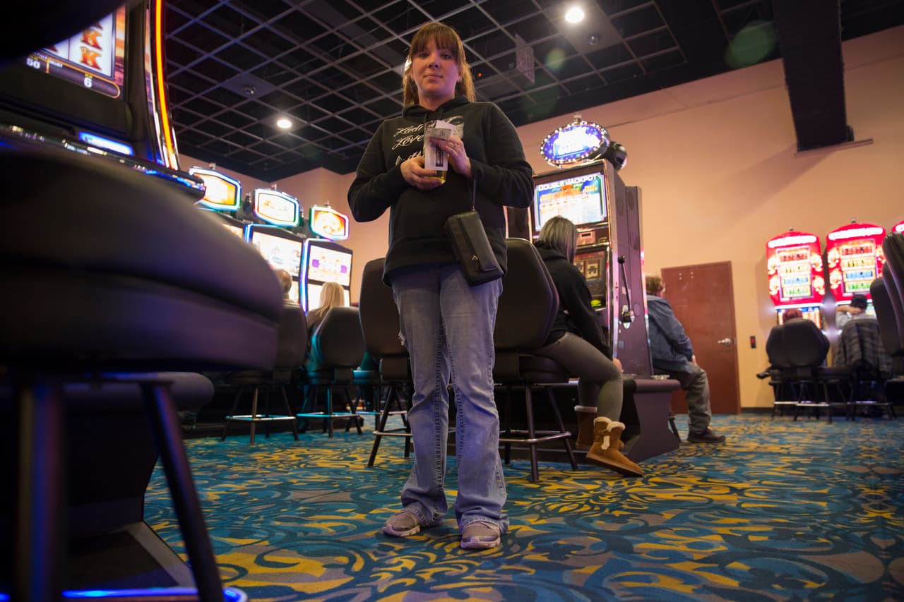 <b>Heather Lindsey – Erie, Pennsylvania. </b>“Estoy extremadamente feliz de que Trump lo consiguió en vez de Hillary”, dice Heather Lindsey, de 31 años, un viernes en la noche en un casino de Erie, Pennsylvania. “No soy sexista pero creo que una mujer no debe tener ese poder”. En las elecciones de 2008 prefirió no votar. “Me reservo las razones de por qué no lo hice. Solo aclaro que no soy racista”, comenta.