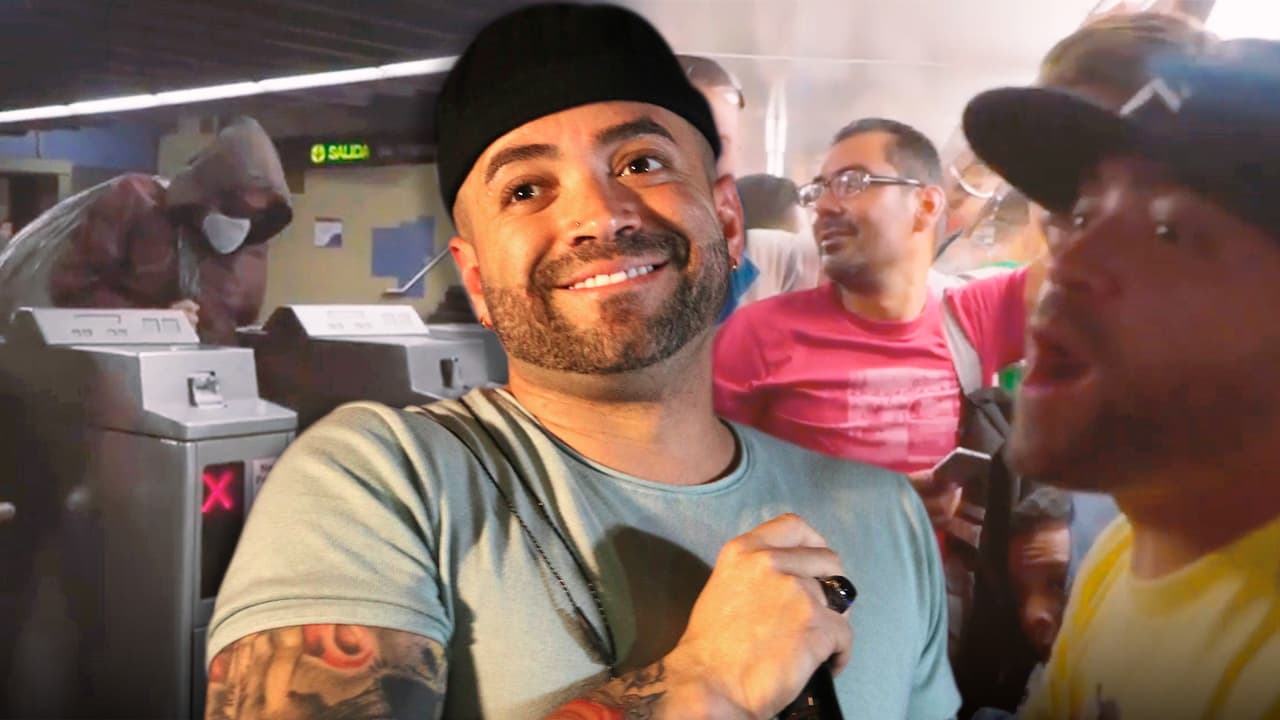 Nacho se camufla entre las personas y sorprende con un concierto en pleno metro de Caracas, Venezuela