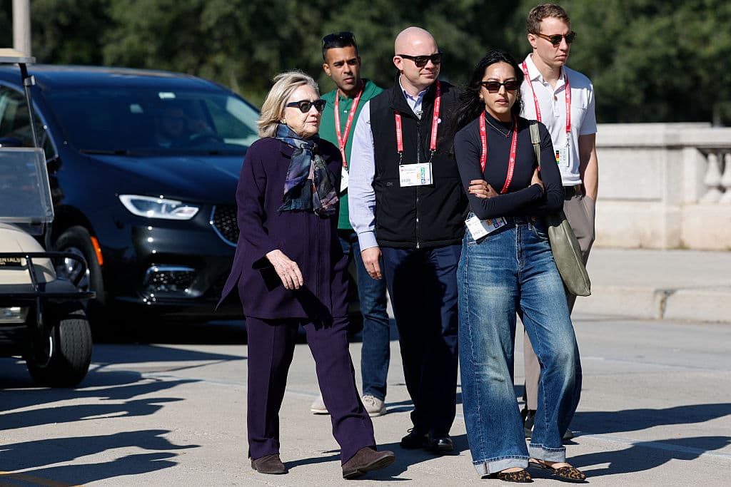 Contrario a su esposo, el expresidente Bill Clinton, 
<b><a href="https://www.univision.com/noticias/politica/hillary-clinton-comparece-comite-de-la-camara-caso-epstein-esto-dijo-en-su-declaracion-jueves-26-febrero-2026" target="_blank">la ex secretaria de Estado de Estados Unidos, Hillary Clinton, nació y vivió en Chicago</a></b> hasta sus 18 años. El domingo visitó su casa para ser testigo del maratón.