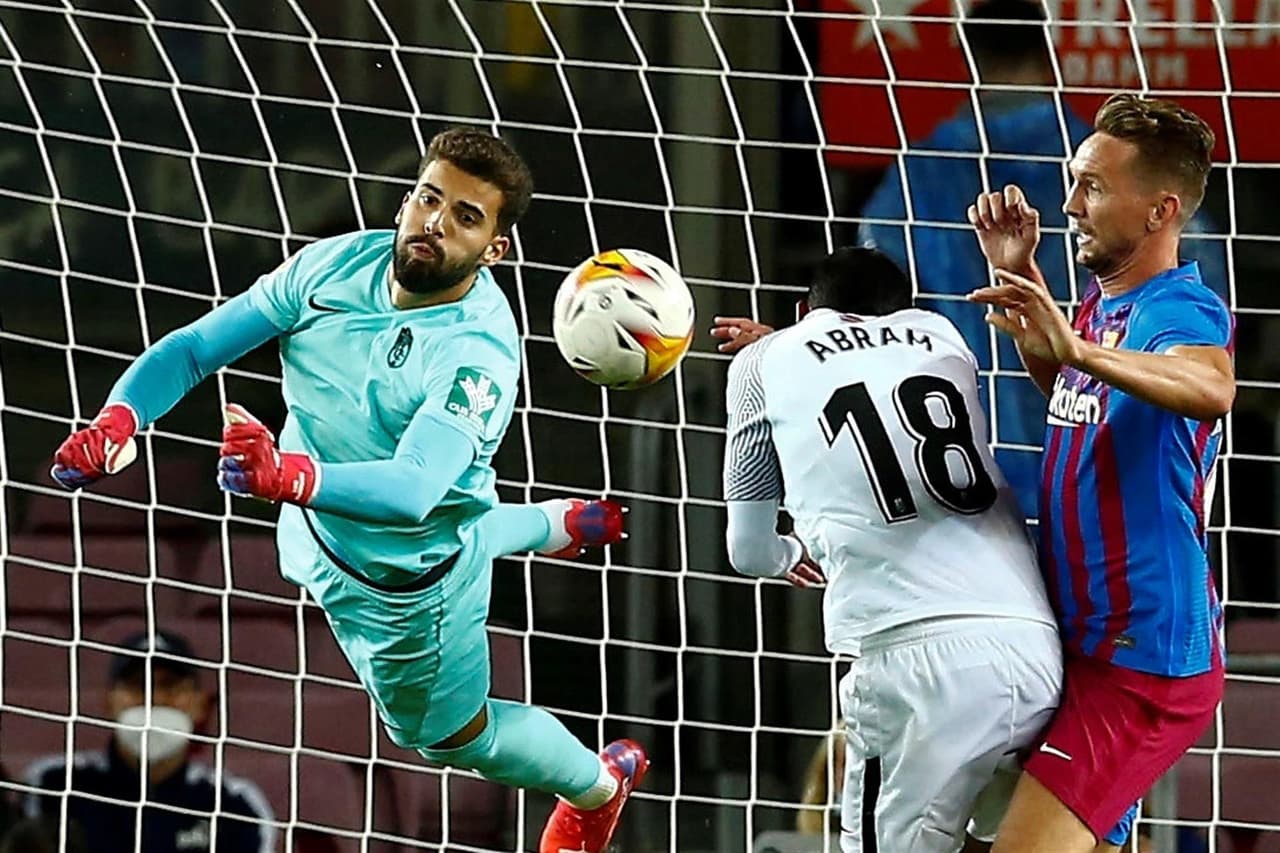 El Barcelona de Koeman perdía por temprana anotación del Granada por parte de Domingos Duarte al minuto 2’. Durante el partido agónico, la escuadra culé logró salvar el empate hasta los 90 minutos gracias al gol de Ronald Araújo, dejando el marcador 1-1 en la J5 de La Liga.