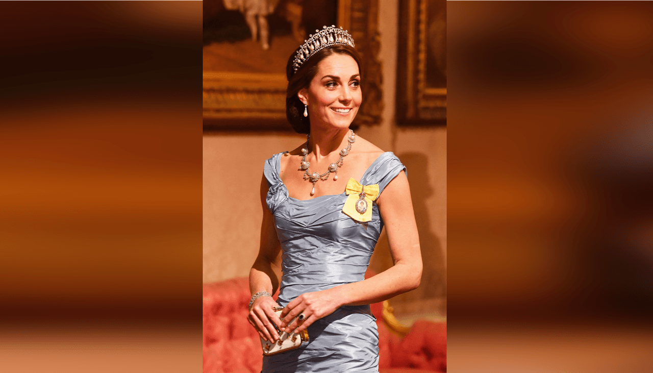 Hay quienes aseguran que 
<b>tiene que haber sido una joya</b>, pues en el pasado él ha mandado a diseñar, especialmente para ella, impresionantes prendas con algunos de sus joyeros predilectos.