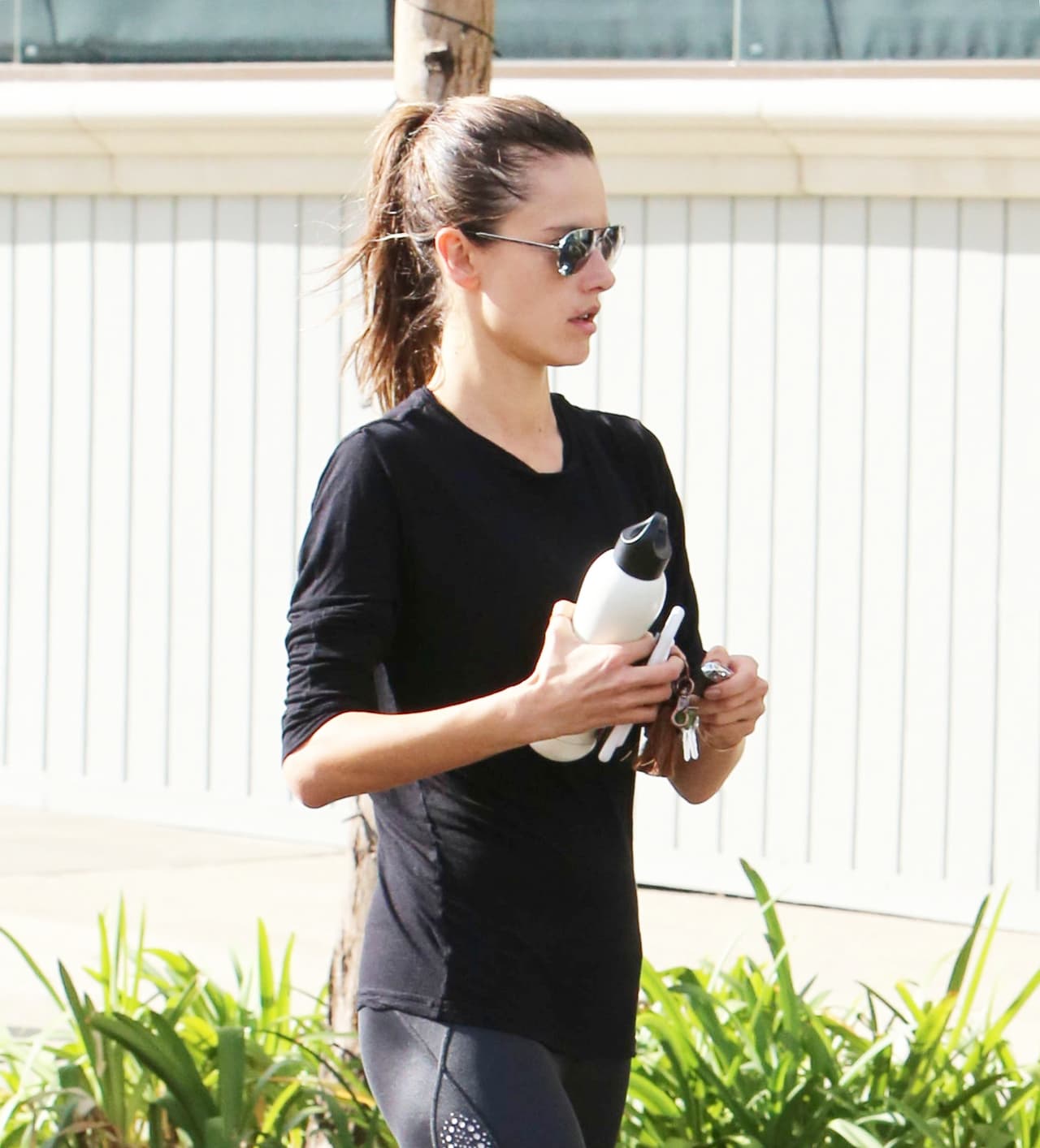 Aunque otras celebridades han elegido este neutro para realizar actividades diarias como ir al gimnasio, como en el caso de Alessandra Ambrosio.