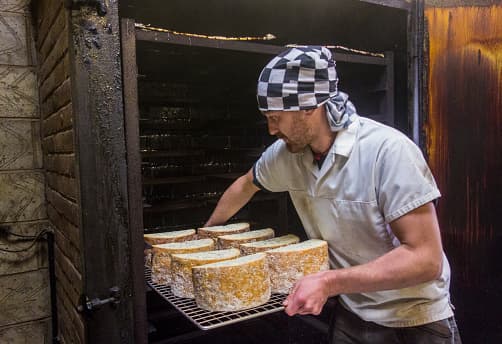 <b>Cualquier tipo de lácteo realizado de forma artesanal (leche, queso, mantequilla).-</b> Este tipo de alimentos solo pueden ingresar si es de producción industrial y si se encuentran debidamente empaquetado y se han sometido a un proceso de pasteurización. Asimismo, si se trata de leche líquida, sólo podrá ingresar un litro por familia y en el caso del queso hasta 6.6 libras (3 kilos) como máximo. Se permite hasta 4.5 libras (2 kg) de leche en polvo.