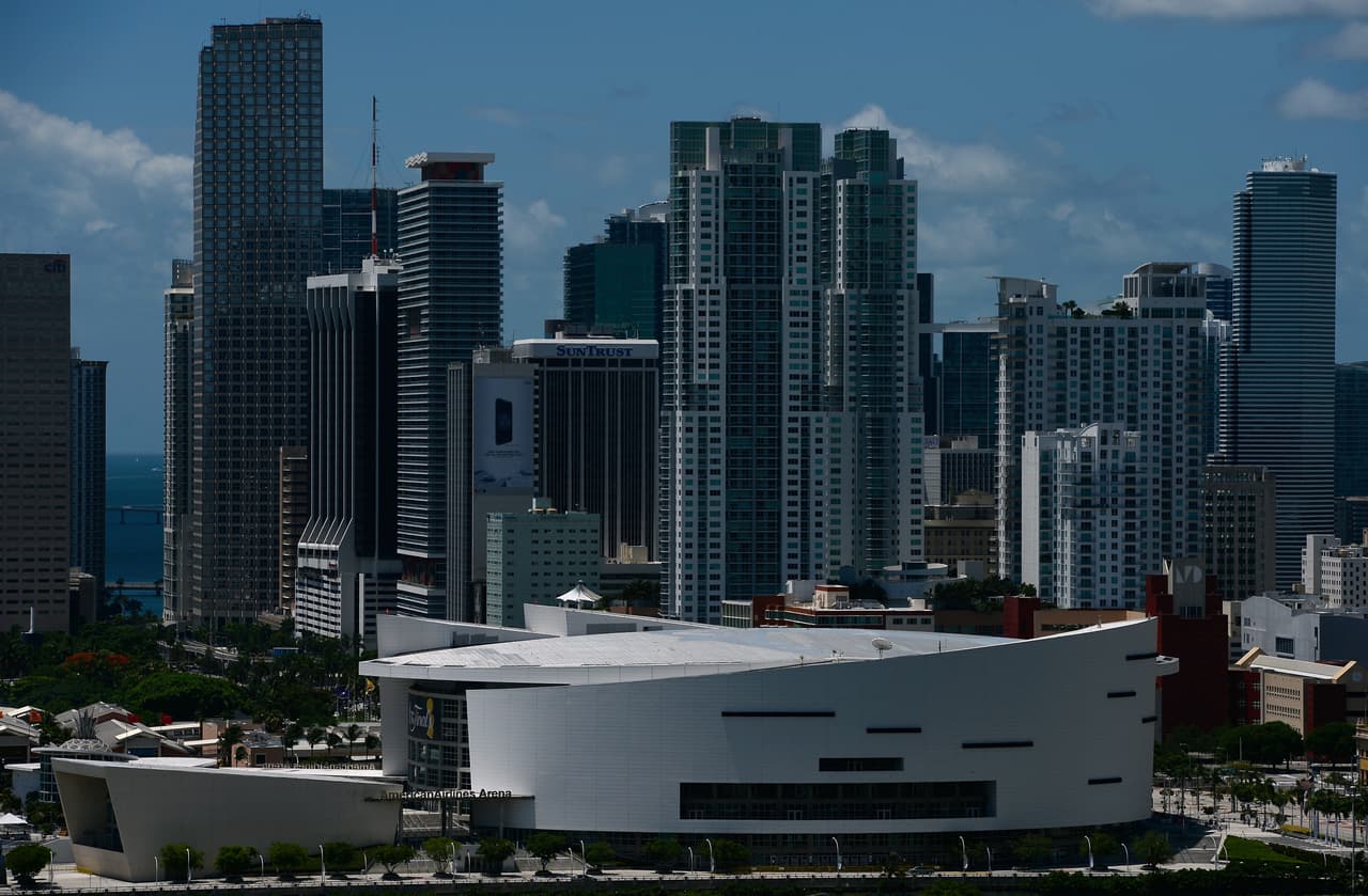 Desde la ciudad de Miami ponemos a andar la maquinaria para darte detalles de todo lo que hacen tus estrellas, y la magia tras bambalinas al interior de la AmericanAirlines Arena.