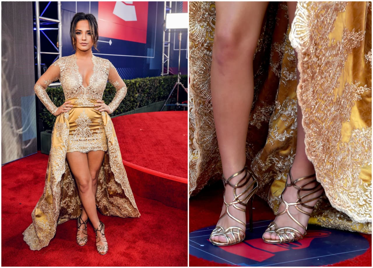 Becky G se veía muy sensual con ese modelito con el que sus piernas quedaron al descubierto.