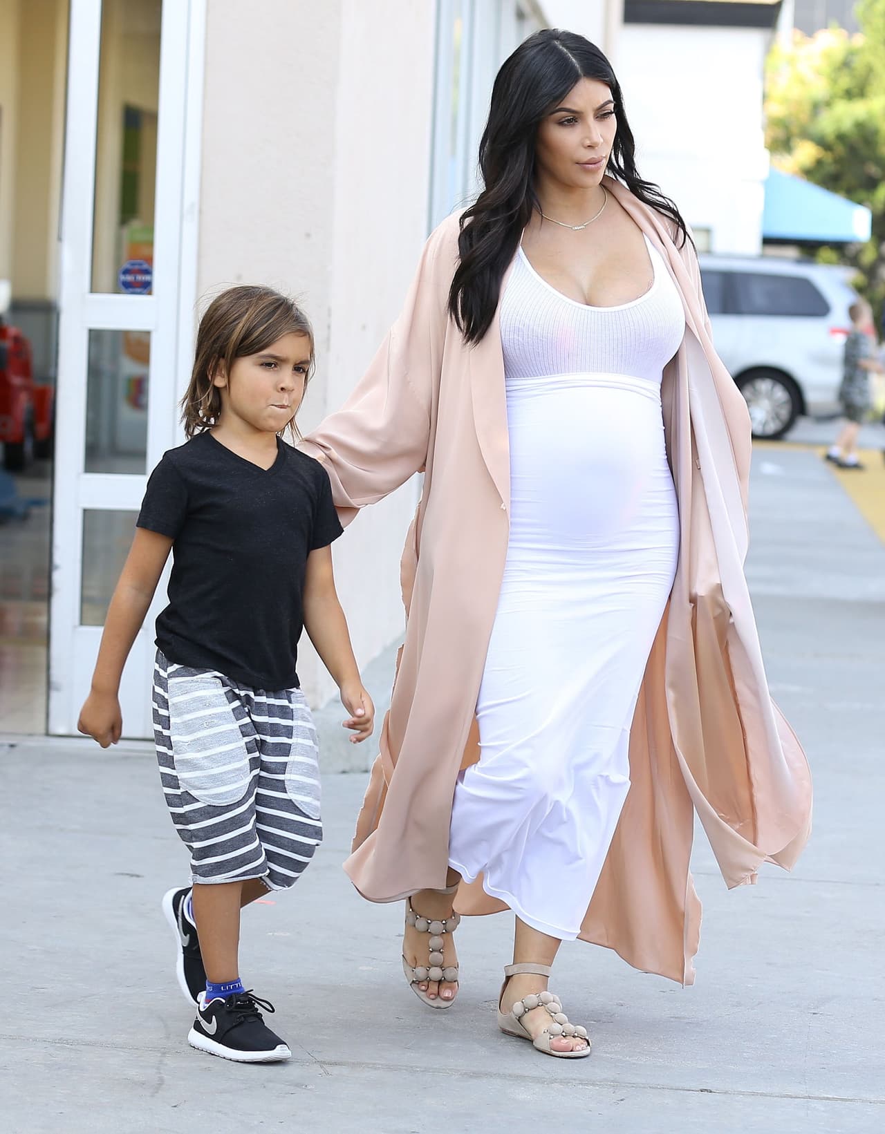 Tu pequeño podría despertar envidias entre los pasillos del colegio si va vestido con bermudas rayadas que hacen 'match' con la camiseta negra, como Mason.
