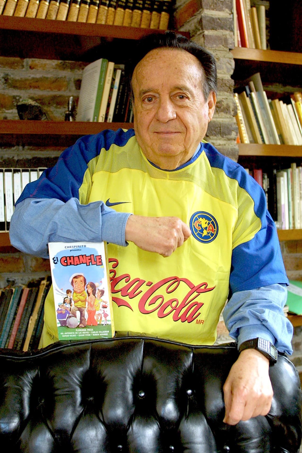 Al año siguiente, Gómez Bolaños recibió un homenaje póstumo en Premios Juventud, al que los fanáticos se integraron tomándose una foto con alguna de las frases célebres de sus personajes.