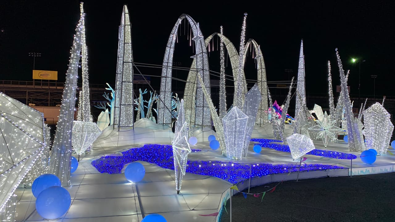 Puedes admirar hermosos árboles y lindos pingüinos que se suman a la atmósfera del festival.