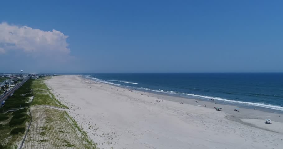 Por ejemplo, no hay baños en el lugar, a menos que cuente los baños portátiles instalados a lo largo de Ocean Drive en Williams y Putnam Roads. Y el estacionamiento en la calle es gratuito, pero puede congestionarse en pleno verano. 📍 
<a href="https://www.visitnj.org/nj-all-beaches/strathmere-upper-township-beach" target="_blank">Seaview Avenue to Prescott Road</a>