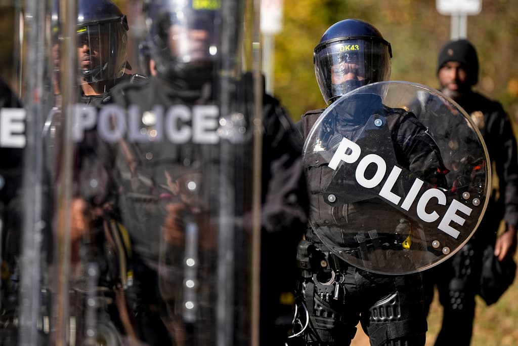 Más tarde los manifestantes se retiraron, sin aparentes arrestos. Las únicas lesiones aparentes fueron vómitos e irritación por el gas lacrimógeno.