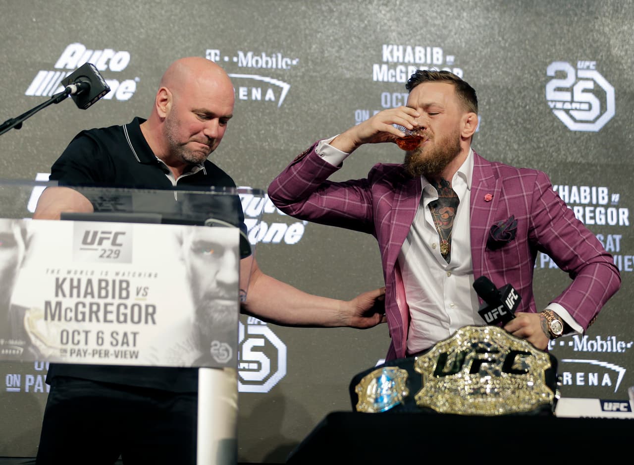 Por momentos McGregor se daba sus pausas para probar la amrca de Whiskey que lleva su nombre y que aprovechó para promocionar...