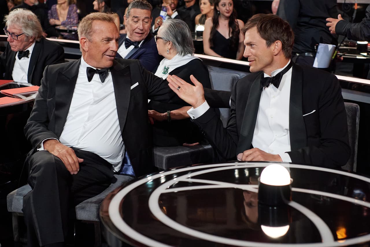 Kevin Costner y Ashton Kutcher se dieron unos momentos para platicar antes de que la gala volviera al aire en televisión. 
<br>