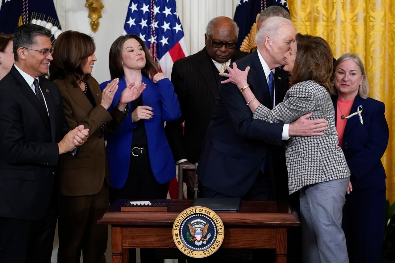 El presidente Joe Biden abraza a Nancy Pelosi durante el relanzamiento de la Ley de Cuidado de Salud a Bajo Precio, conocida como Obamacare, el martes. Un encuentro al que también acudió el expresidente Barack Obama.